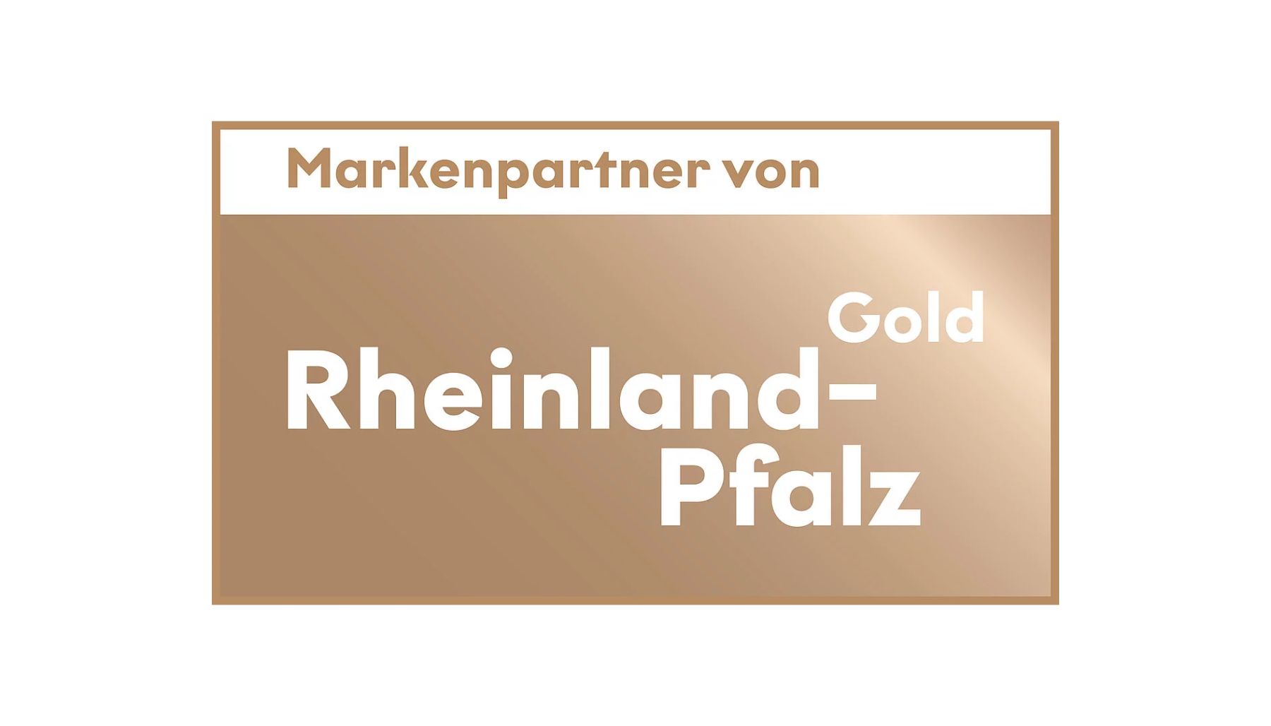 Ein goldenes und weißes rechteckiges Abzeichen mit deutschem Text: Markenpartner von Rheinland-Pfalz Gold. Der Hintergrund ist metallisches Gold, und der Text ist in fetten weißen Buchstaben.